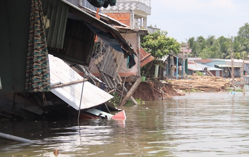 Sạt lở ở Cần Thơ, hàng loạt căn nhà nguy cơ trôi sông