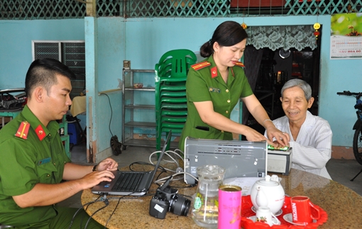 Công an TP Cần Thơ xuống tận nhà làm thẻ căn cước công dân cho người già