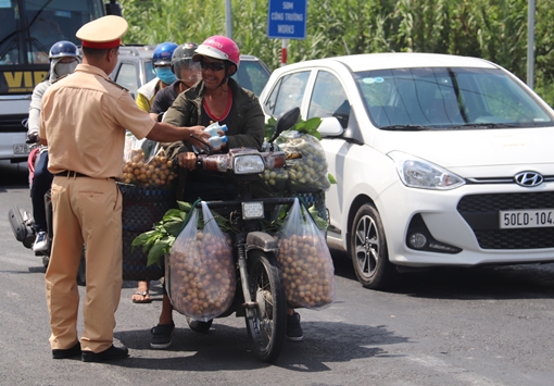 Công an Cần Thơ tặng nước suối, khăn lạnh cho người dân trên QL