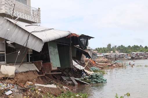 Thêm tiền tỷ khắc phục sạt lở bờ sông Ô Môn