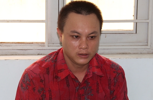 Đối tượng đập phá quán karaoke, cầm gậy đánh luôn Công an