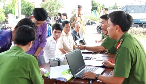 Công an TP Cần Thơ tư vấn, cấp đổi căn cước công dân lưu động cho công nhân