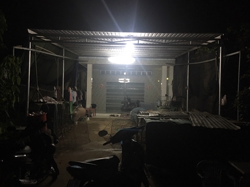 Vợ tạt nước sôi vào người chồng đang ngủ  