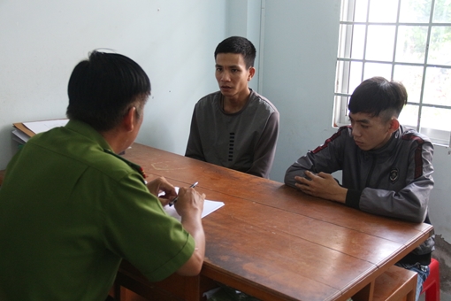 Dùng súng tự chế bắn vào nhà dân để "dằn mặt"