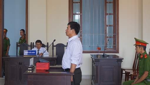 Y án 12 tháng tù đối với cựu trưởng phòng doạ giết hiệu trưởng