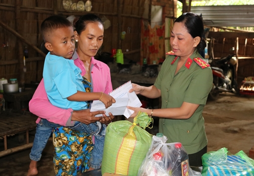 Công an Trà Vinh thăm, tặng quà gia đình có con mắc bệnh hiểm nghèo