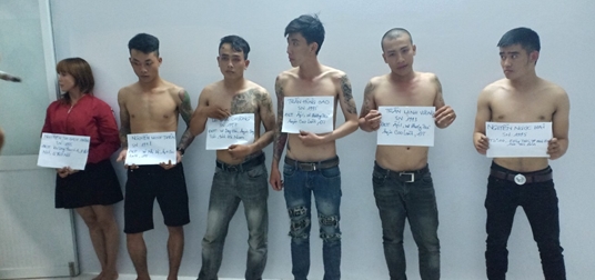 Khởi tố nhóm thanh niên tự xưng cảnh sát, chống người thi hành công vụ