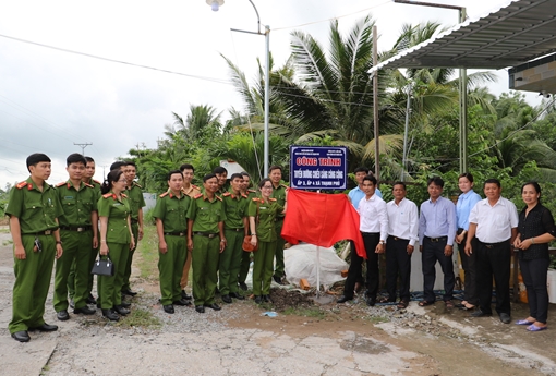 Khánh thành “Tuyến đường thắp sáng” nông thôn ở Cờ Đỏ