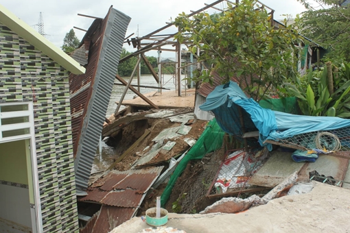 Sạt lở kéo theo 4 căn nhà sụp xuống bờ sông Cái Sắn