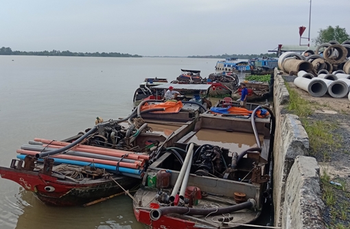 Bắt giữ 11 phương tiện khai thác cát trên sông Cổ Chiên