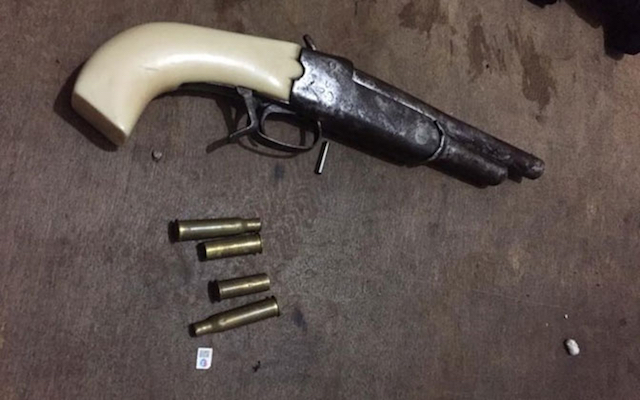 Nam thanh niên khống chế, bắt giữ người trái pháp luật