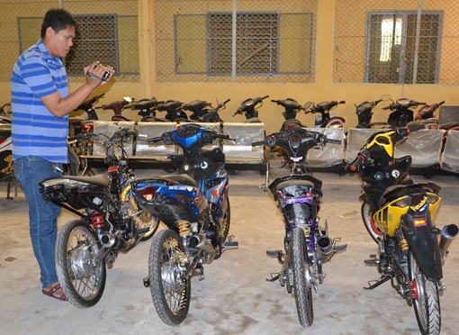 Gặp Công an, dân đua vứt xe máy nhảy xuống sông tẩu thoát