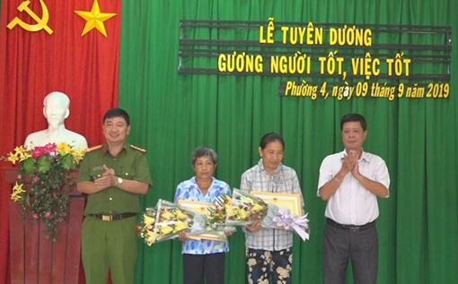 Trao thưởng cho hai người phụ nữ không tham của rơi