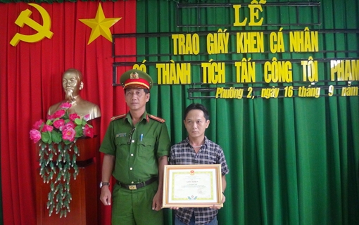 Trao giấy khen cho bảo vệ dân phố dũng cảm bắt cướp