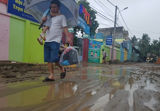 “Lầy lội con đường” cả trăm học sinh đến trường ở trung tâm Cần Thơ