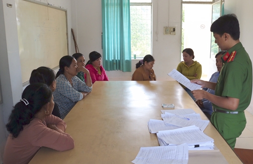 Xử phạt 13 “quý bà” đánh bài ăn tiền