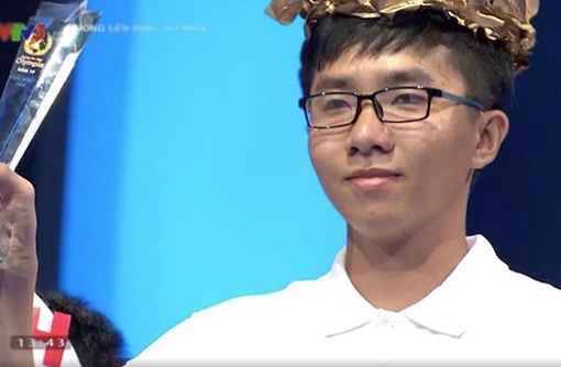 Tặng bằng khen cho nam sinh đạt thành tích cuộc thi “Đường lên đỉnh Olympia”