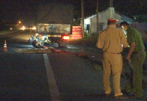 Tự tông vào đuôi xe tải, 2 mẹ con tử vong trên QL1A