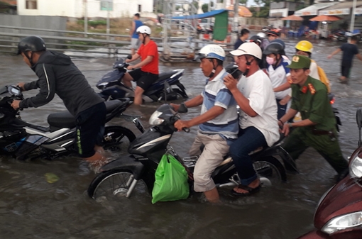 Công an TP Cần Thơ lội nước giúp dân khi triều cường đạt hơn 2m
