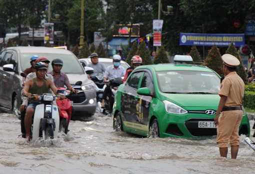 Công an TP Cần Thơ hỗ trợ người dân qua "rốn ngập" trong đợt triều cường lịch sử
