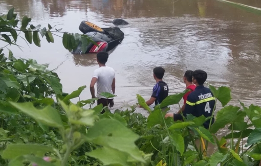 Ôtô Mercedes rơi xuống rạch, 3 người trong một gia đình tử vong
