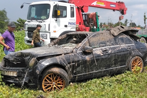 Không có dấu hiệu tội phạm vụ ôtô Mercedes lao xuống kênh khiến 3 người tử vong