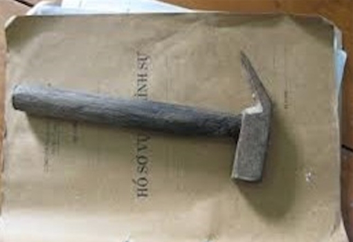 Nghịch tử tâm thần cầm búa đánh mẹ già tử vong