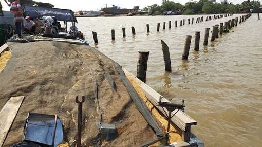 Ghe chở 26 tấn lúa bị chìm vì vướng bãi cọc trên sông Cổ Chiên