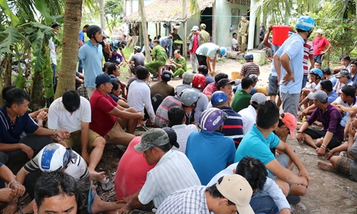 Phá trường gà, gần trăm con bạc đang say sưa sát phạt