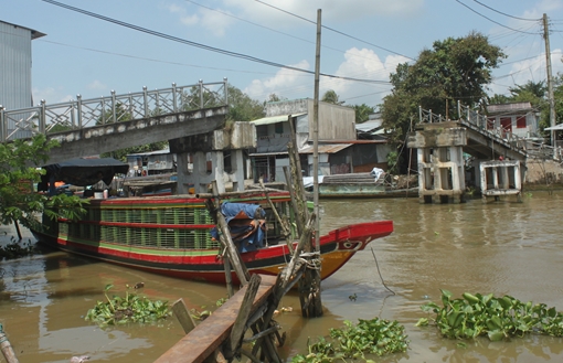 Sà lan gây sập nhịp cầu kênh Đứng ở Thới Lai