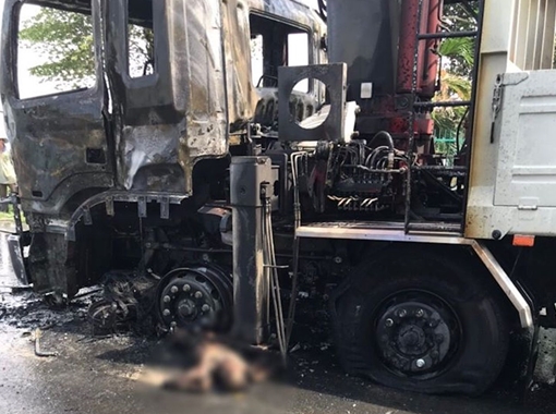 Chết cháy sau khi va chạm với xe tải