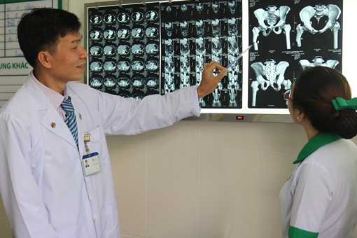 Nam công nhân bị trụ bê tông đè dập phổi, gãy xương đùi