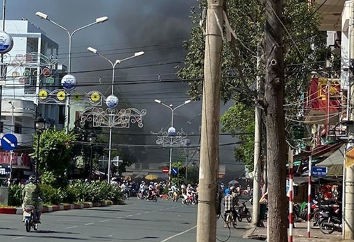 Lửa thiêu rụi kho chứa phụ tùng xe Honda Triệu Phong 