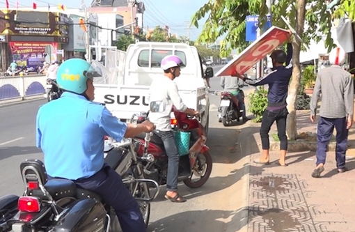 Đi giải tỏa vỉa hè, cán bộ thanh tra giao thông bị chém đứt lìa ngón tay 