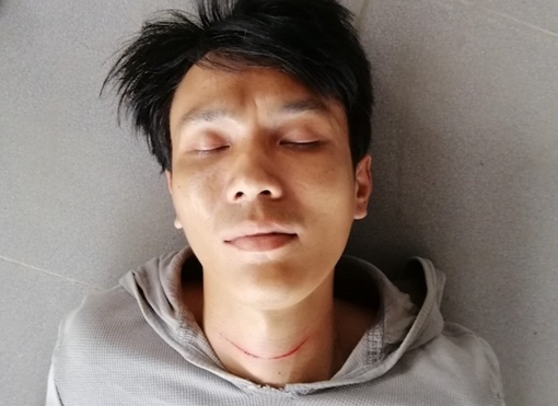 Hoảng hồn thấy nam thanh niên nằm bất tỉnh, con dao cắm trên ngực