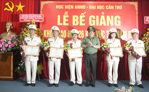 Bế giảng lớp cao học - khóa 26 khu vực Tây Nam bộ