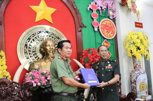 Bộ Tư lệnh cảnh vệ Quân đội Hoàng gia Campuchia thăm Công an TP Cần Thơ