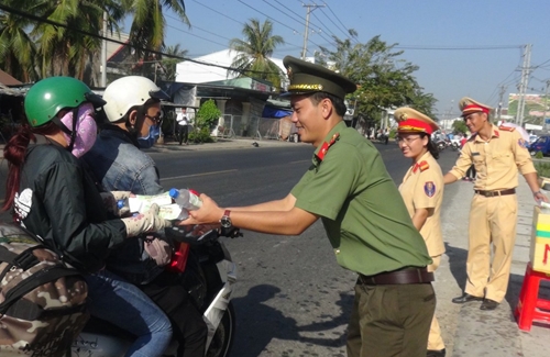 CA Đồng Tháp phát nước, khăn lạnh cho người dân trên đường về quê ăn Tết