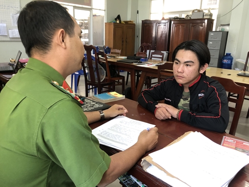 Thanh niên trốn truy nã đi bán vé số được vận động ra đầu thú