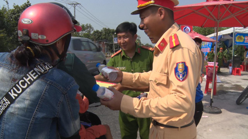 Công an thị xã Hồng Ngự nghĩa tình với người dân về quê ăn Tết