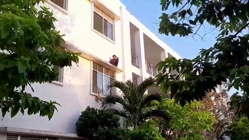 Giải cứu bệnh nhân đòi nhảy từ tầng 2 bệnh viện