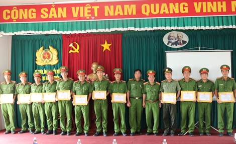 Công an Trà Vinh trao khen 14 cán bộ, chiến sĩ Công an quận Thốt Nốt