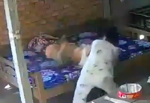 Tạm giữ cặp vợ chồng bạo hành mẹ già 88 tuổi