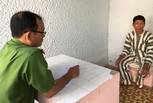 Gã trai dụ bé gái lên ghe nhậu, rồi giở trò đồi bại