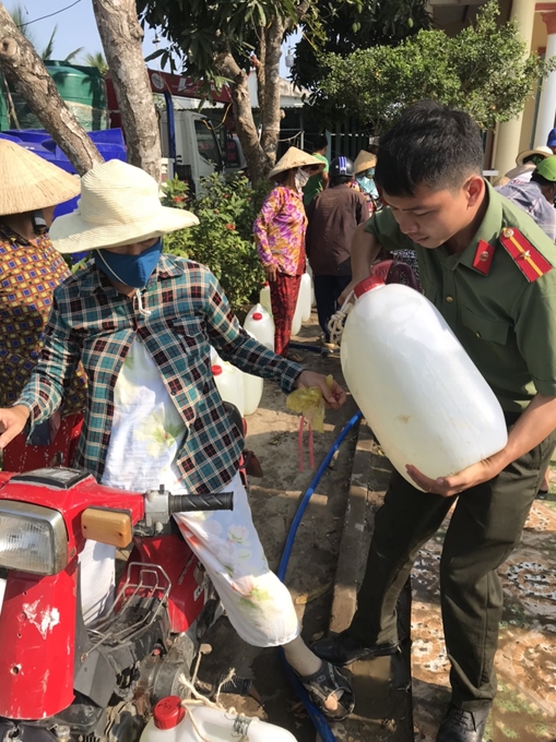 Công an Tiền Giang và Bến Tre chở nước phát miễn phí cho người dân