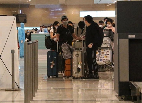 Cách ly 164 hành khách từ Anh Quốc đáp xuống Cần Thơ