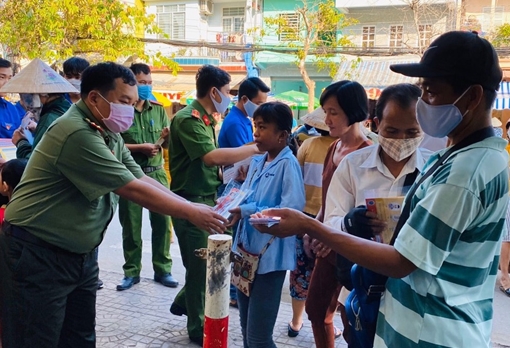 Công an TP Cần Thơ tặng 1.000 khẩu trang cho người dân