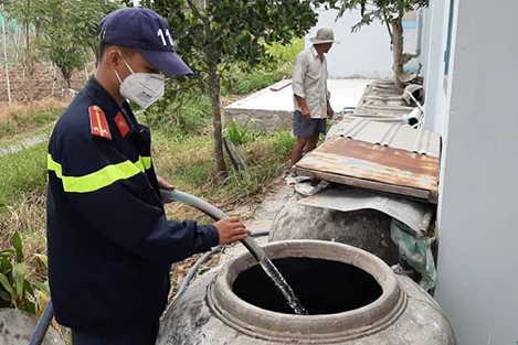 Công an Tiền Giang bơm nước ngọt đến tận nhà dân ở Gò Công Đông 