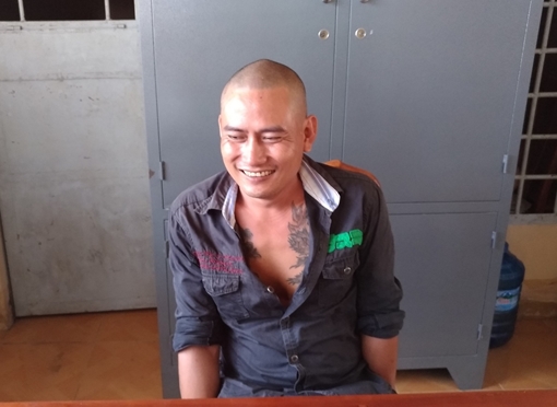 Đón con không được ra đường chặn xe, đập vỡ kính hàng loạt ôtô