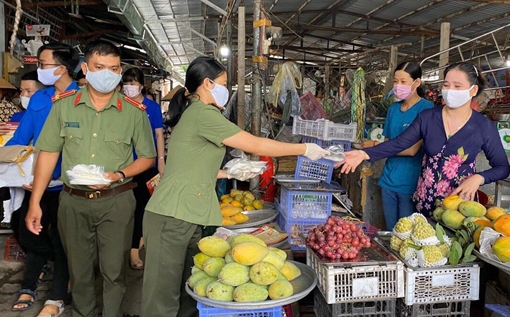 Công an TP Cần Thơ tặng 2.000 khẩu trang cho người dân